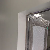 建物内部塗装作業風景